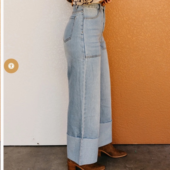 NWOT- Le Lis Light Wash High-Rise Wide Cuff Boutique Leg Jeans 100% cotton - Picture 3 of 7